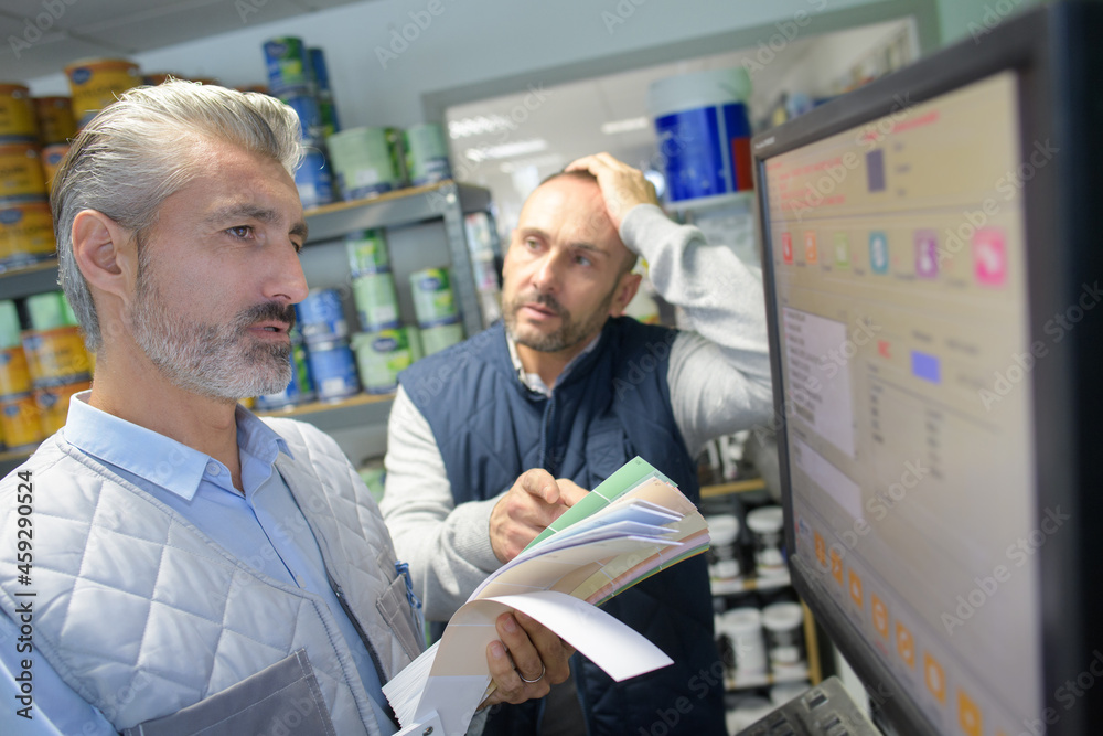 Obraz premium giving the details to the colleague