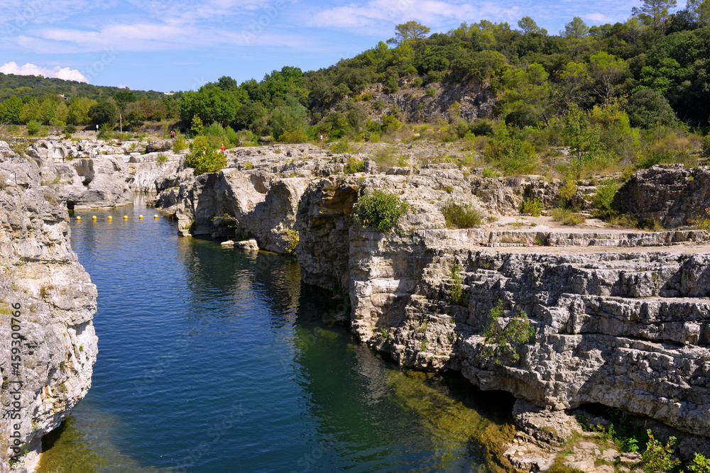 La Cèze entre les roches aux Cascades du Sautadet à La Roque-sur-Cèze (30200), département du Gard en région Occitanie, France