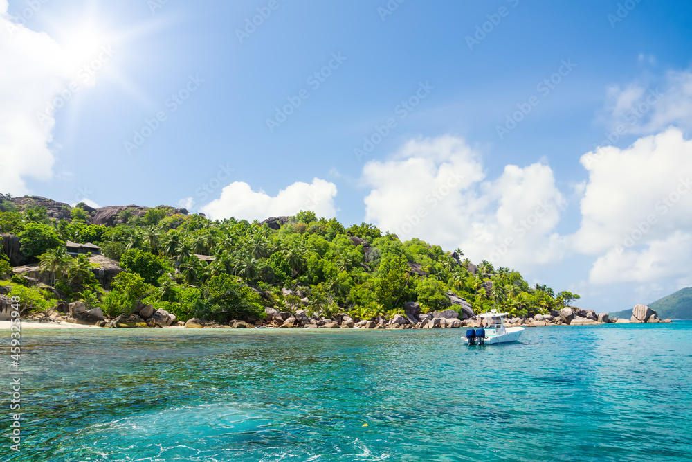 Φωτογραφία Seychelles, motor boat against the tropical backdrop of the rocky island