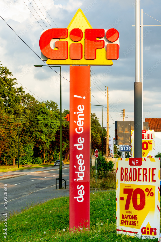 Gifi. Logo du magasin, en bord de route foto de Stock | Adobe Stock