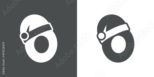 Logotipo con letra inicial O con silueta de gorro de Papá Noel en fondo gris y fondo blanco