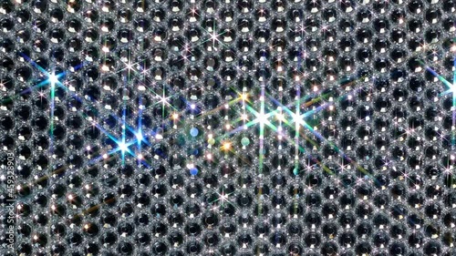 光芒を放ちながらキラキラと激しく輝く銀色のラインストーン　（激しい点滅にご注意ください。）