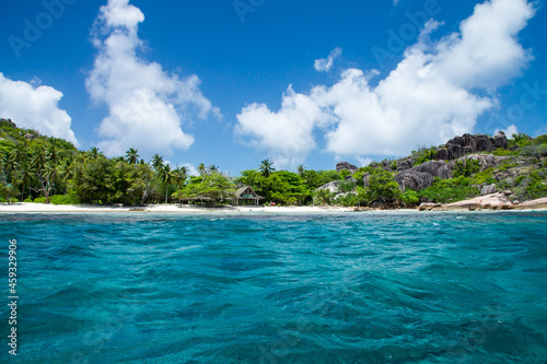 Fototapeta Naklejka Na Ścianę i Meble -  Beautiful hotel on the shore of the turquoise waters of the ocean. The Seychelles.