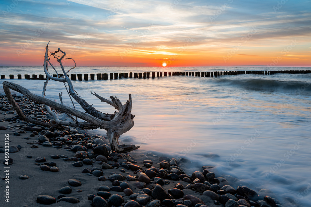 Piękne zdjęcie zachodu słońca na morzem Bałtyckim - obrazy, fototapety, plakaty 