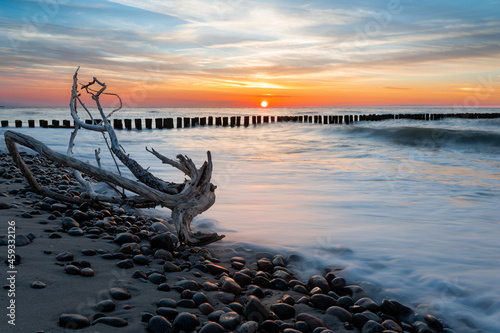 Piękne zdjęcie zachodu słońca na morzem Bałtyckim