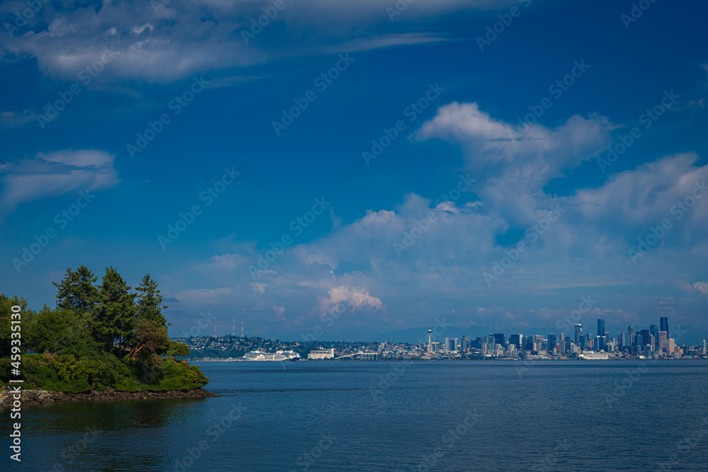  2021-09-26 THE CITY OF SEATTLE DOWNTOWN SKYLINE WITH THE PUGET SOUND, BLUE SKIES FROM BAINBRIDGE ISLAND