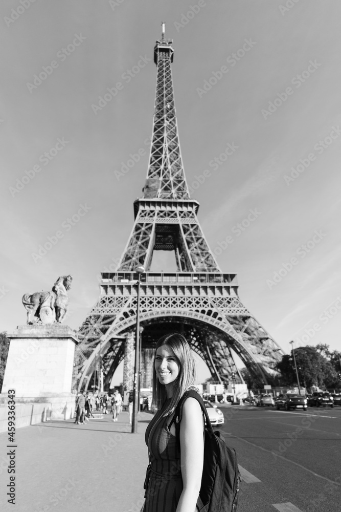 Woman in front of the Eiffel tower in Paris