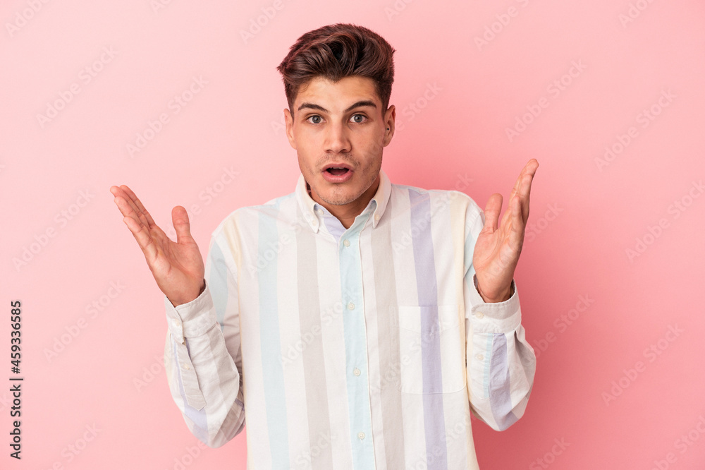 Naklejka premium Young caucasian man isolated on pink background having an idea, inspiration concept.