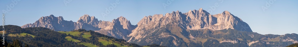 Wilder Kaiser Panorama in Tirol Österreich im Spätsommer bei nahezu wolkenlosem Himmel