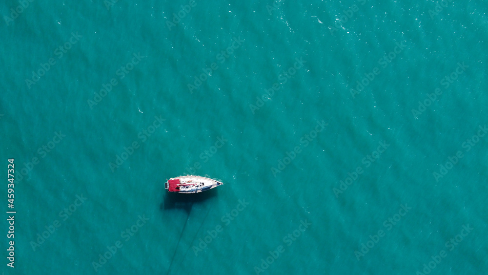 barca mare dall'alto drone barca a vela 