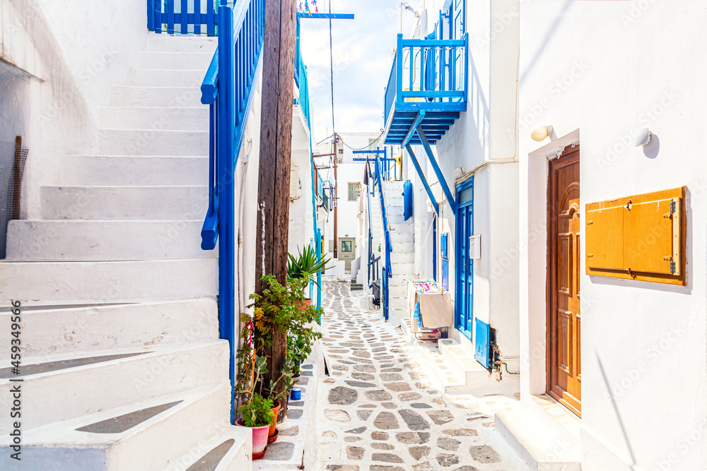 Famous old town narrow street with white houses. Mykonos island, Greece - obrazy, fototapety, plakaty 