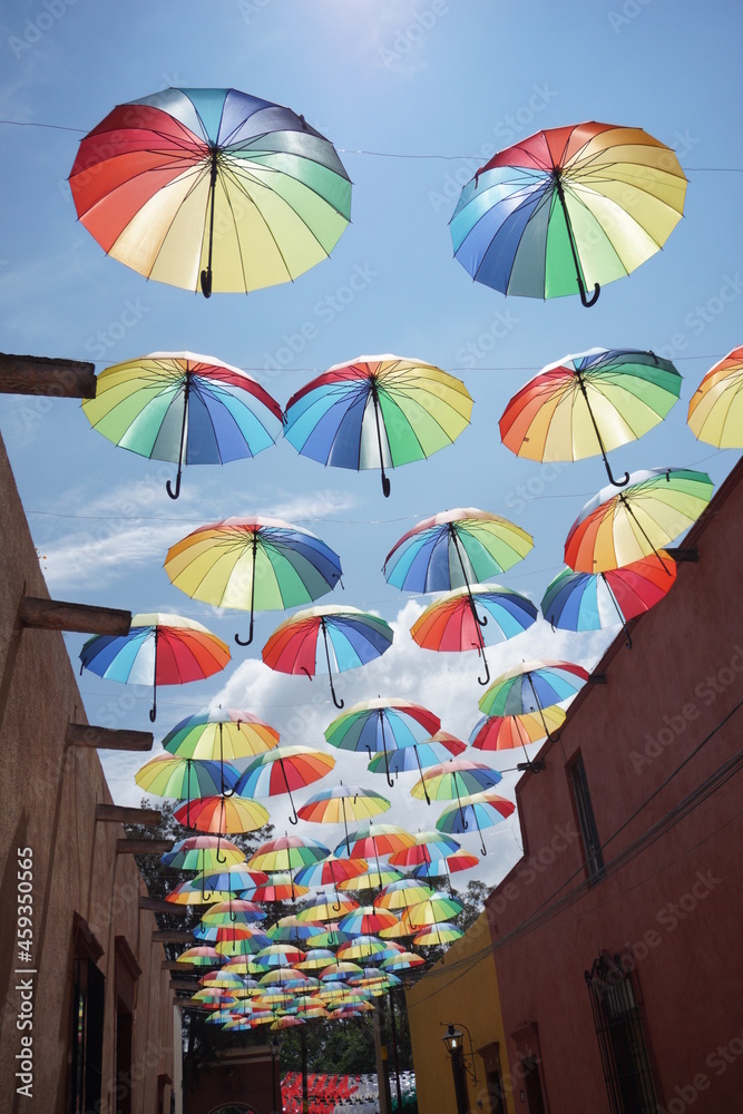 Sombrillas coloridas decorando una calle