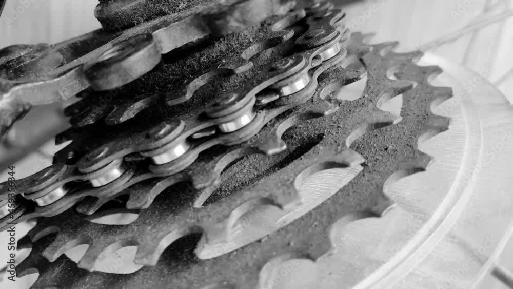 Bicycle chains starting up. Arranque de cadenas de bicicletas.