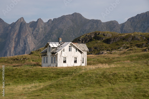 Hoveden Vesteralen Norwegen verlassenes Haus im nirgendwo photo