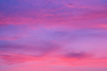 Sierkussen Paars Pastelkleurige wolkenlucht in schemering  © Fotoglee