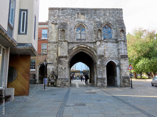 Obraz na plátně Westgate - medieval city gate in gothic style in City of Winchester, England, UK