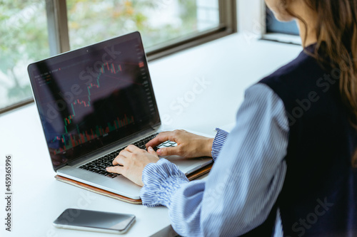 Tableau sur toile フィンテックのイメージ（オンライン投資・資産管理）