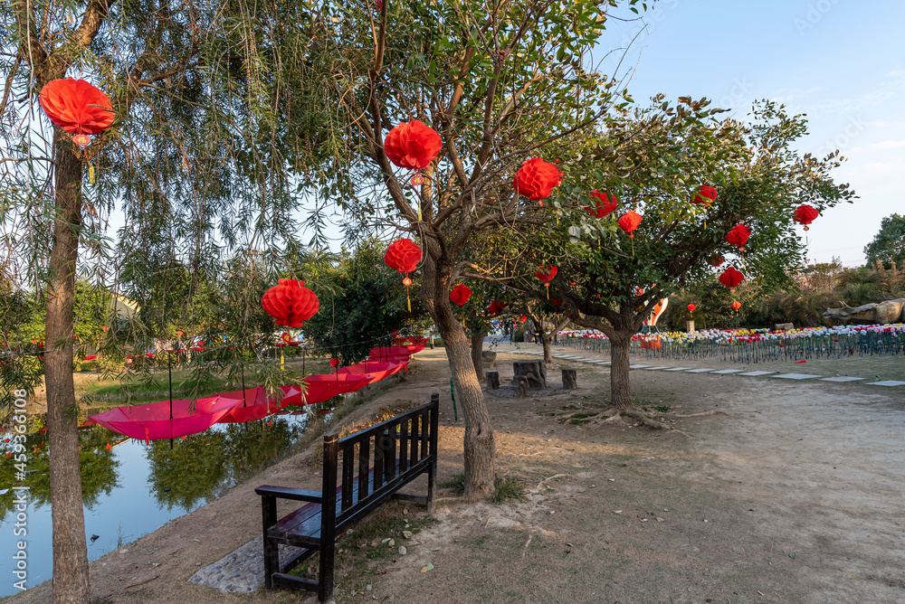 At dusk, the walking road in the park is decorated with many lanterns