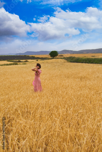woman posing in wheat field. © saltacekias