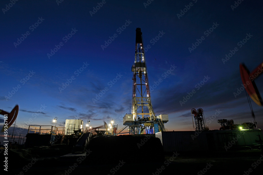Obraz premium Oil drilling platform in the beautiful night