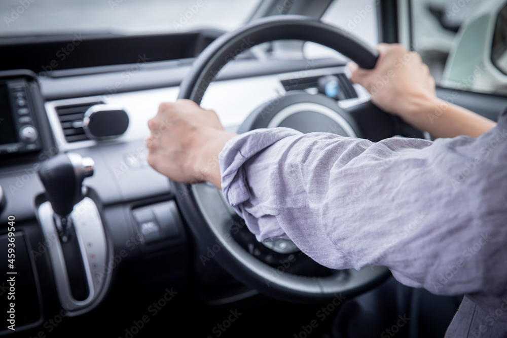 Naklejka premium 運転する男性 ハンドルを握る男性 ハンドルを握る人