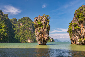 Poster encadré  Tropical islands view at James bond island (Khao Tapu) with ocean blue sea water, Phang Nga Thailand nature landscape  © Noppasinw