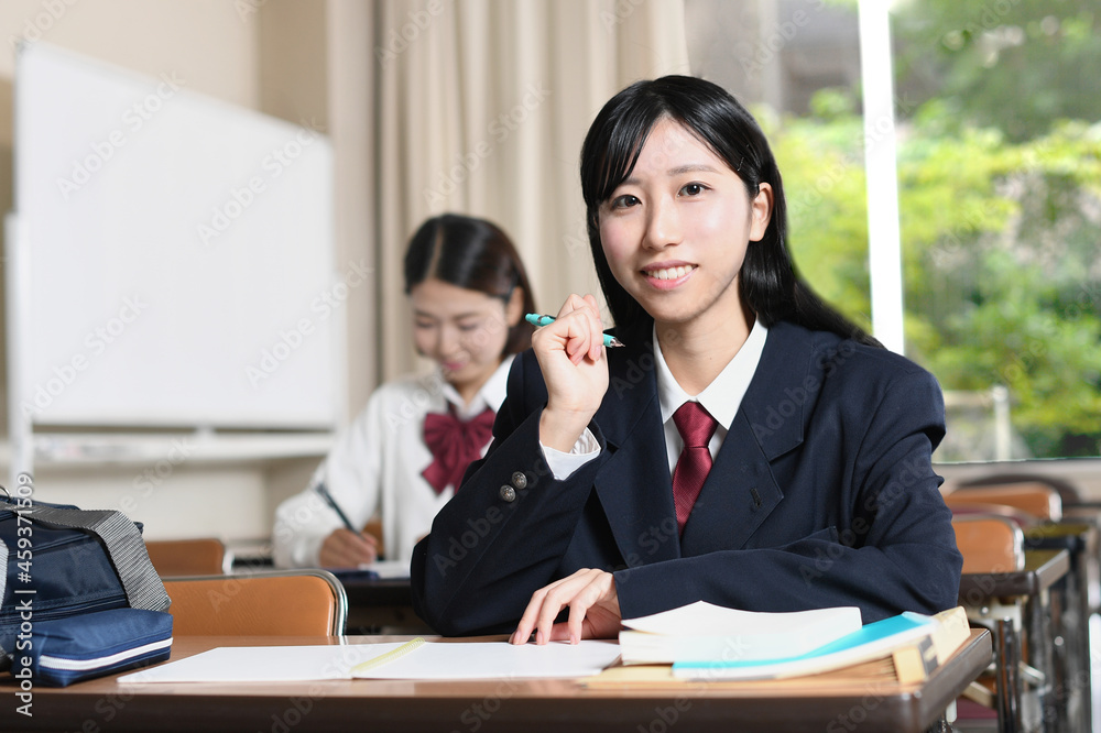 授業中に勉強をする女子学生のイメージ 授業中に勉強をする女子学生のイメージ