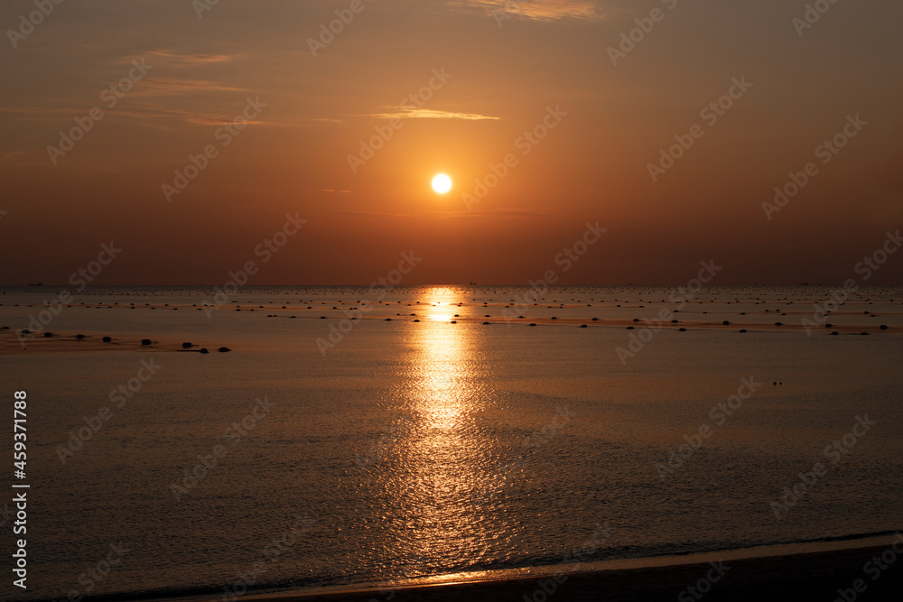 Fototapeta premium 海に沈む夕日