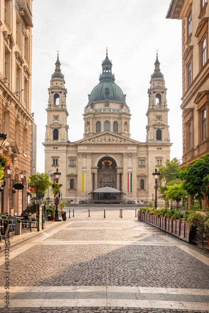 Obraz premium St. Stephen's Basilica Roman Catholic cathedral in Budapest, Hungary