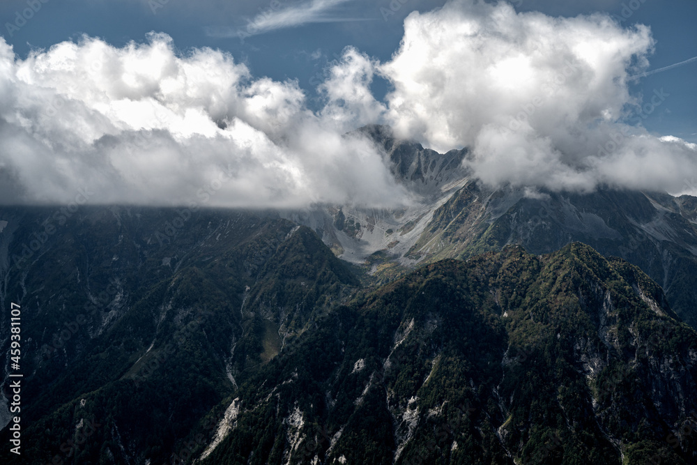 雲に隠れる穂高連峰 雲に隠れる穂高連峰