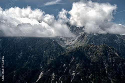 雲に隠れる穂高連峰