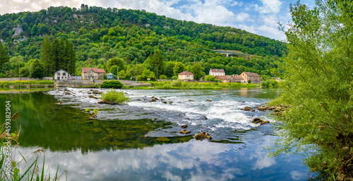 Blick auf den Flu   Doubs  bei  Besancon in der Region Bourgogne Franche-Comte in Frankreich