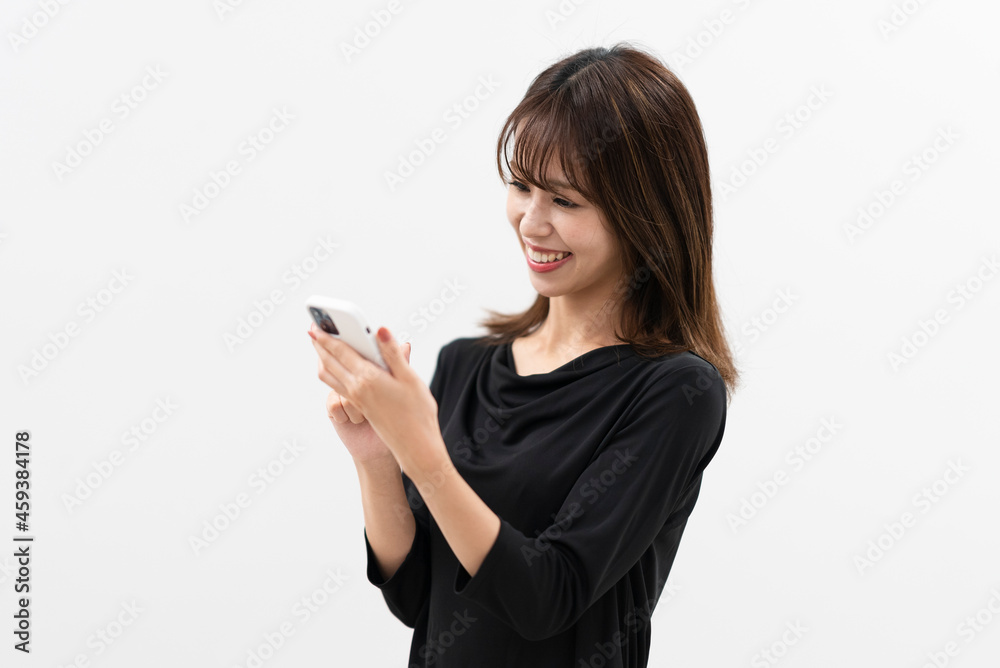 携帯電話を使う女性 携帯電話を使う女性