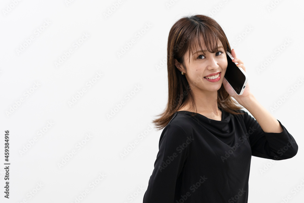 携帯電話を使う女性 携帯電話を使う女性