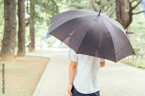傘をさす男性 考える人 迷う男性 待つ男性