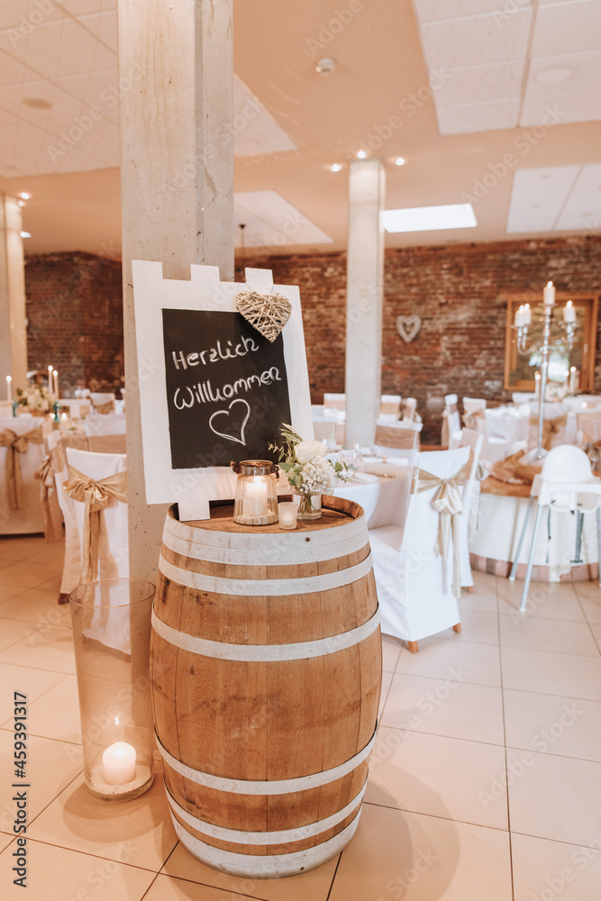 Tischdekoration Hochzeit Location Kerzenständer gedeckter Tisch Menükarten  Wilkkommensschild Willkommen Stock Photo | Adobe Stock