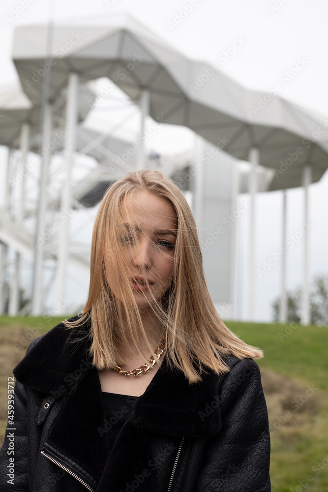 Fototapeta premium Frau in Schwarz und Gold aus Stahl