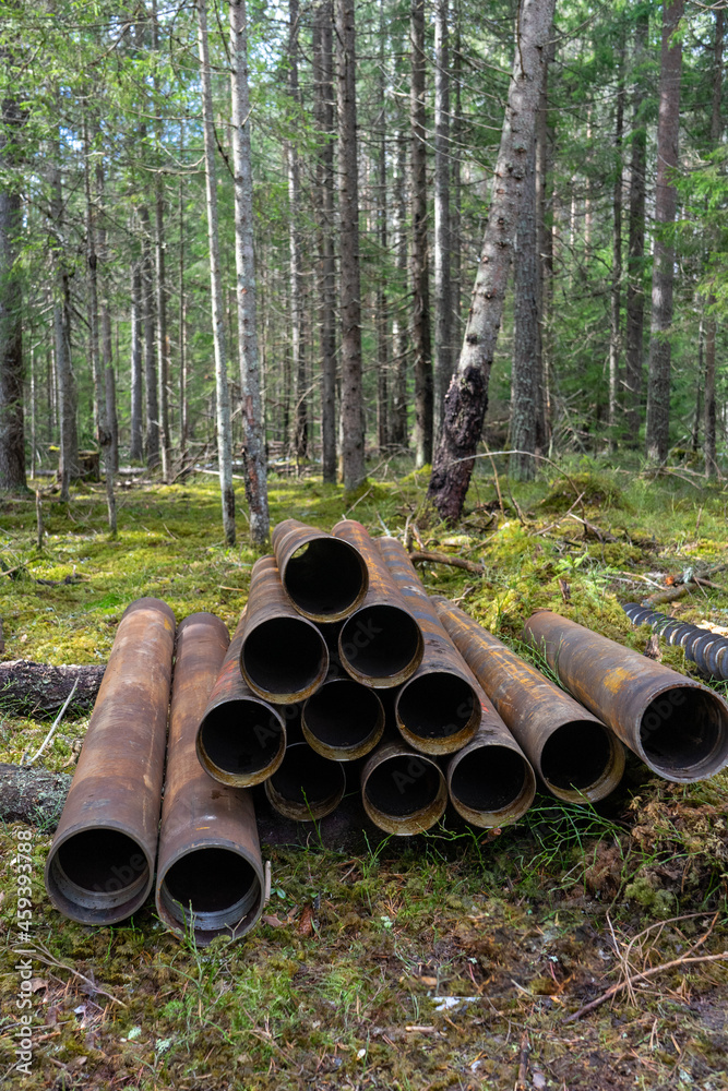 Metallic pipes for fixing the walls of geological wells. Well casing pipes