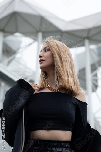 Frau in Schwarz und Gold aus Stahl Free Download Frau in Schwarz und Gold aus Stahl - GFXLoad