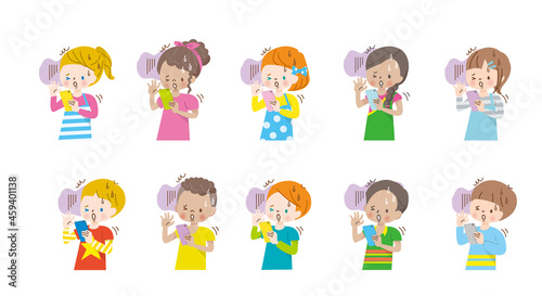 スマホの画面を見て怖がる世界の子供達のイラスト