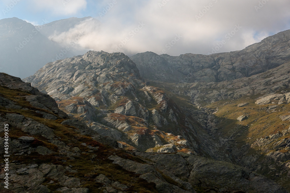 Obraz premium Alpine landscape in which the traces of a long-disappeared glacier are still visible through the rounded rocks