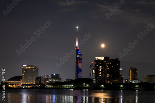 福岡タワーと月
