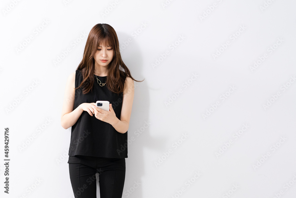 携帯電話を使うビジネスウーマン 携帯電話を使うビジネスウーマン