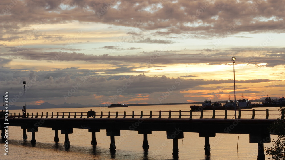 Obraz premium sunset on the pier