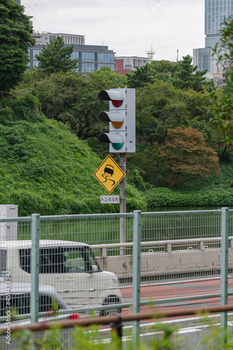 千鳥ヶ淵を背景にした首都高都心環状線の信号と道路標識　三番町、千代田区、東京、日本　2021年9月 photo