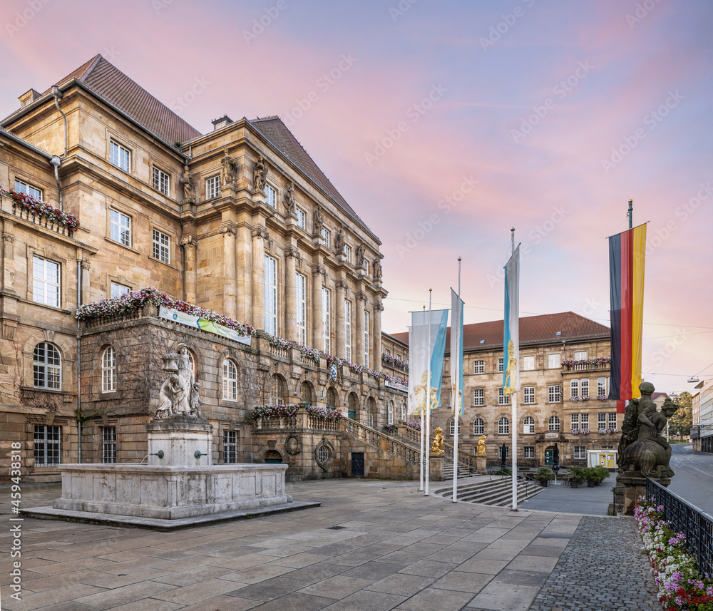 Seitenansicht auf das Kasseler Rathaus bei Sonnenaufgang