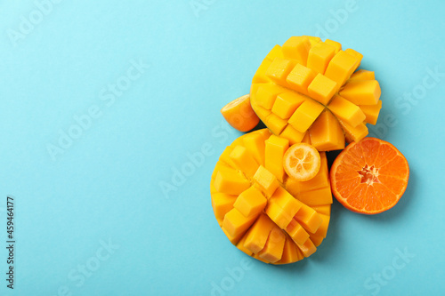 Obraz na płótnie Ripe mango and orange on blue background
