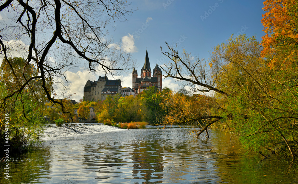 Fototapeta premium Herbstliche Landschaft an der Lahn mit dem Limburger Dom