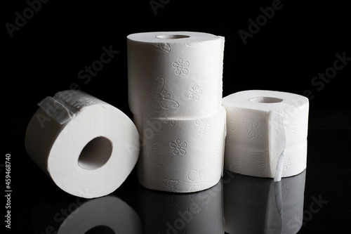 Toilettenpapier auf schwarzem Hintergrund, Klopapier 