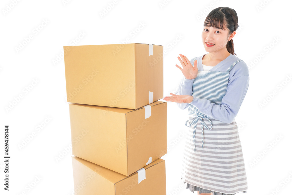 引っ越しをする若い女性